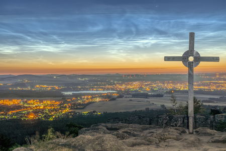Blick-vom-Toepfer-mit-nachtleuchtenden-Wolken