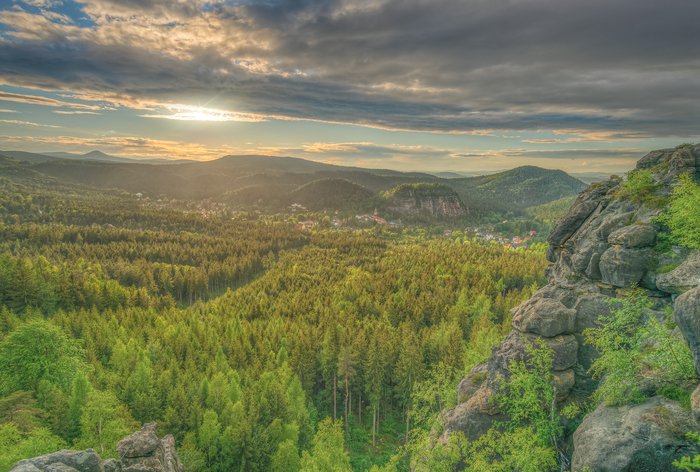 Blick von der großen Felsengasse zu Lausche, Jonsberg, Oybin und Ameisenberg